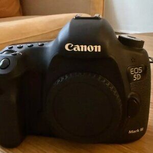 Canon EOS 5D Mark III DSLR [body only] Excellent Condition!